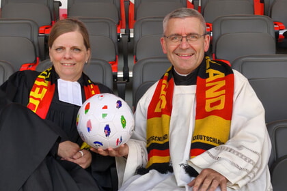 "Anpfiff f&uuml;r den Frieden" - Kirchenkreis und Dekanat w&uuml;nschen eine friedvolle Fu&szlig;ball-WM